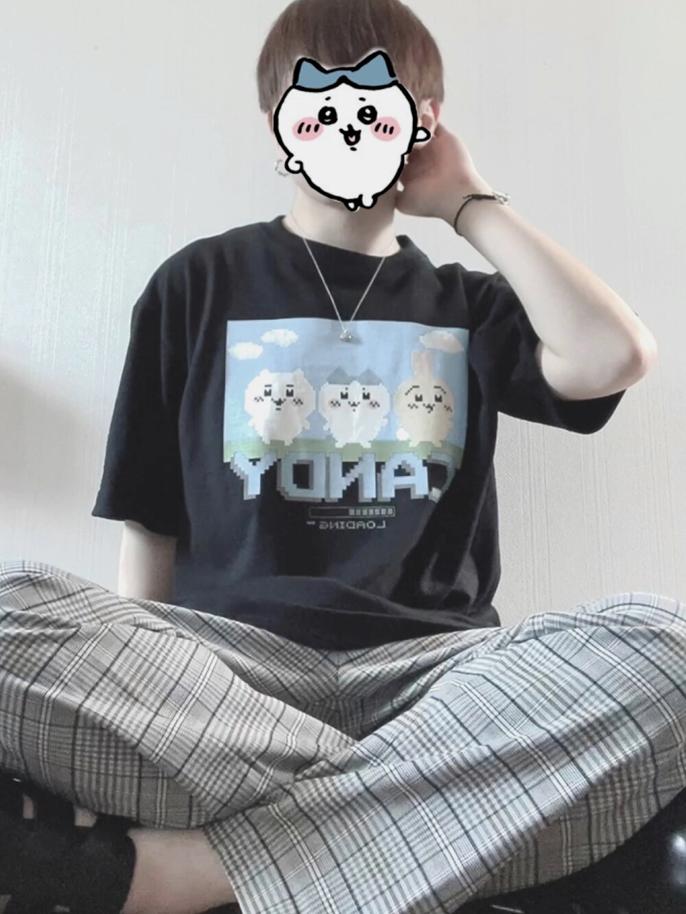 ブラック系のトップス、ベージュ系のスラックス、ブラック系のドレスシューズを着用したメンズの夏コーディネートの2枚目の写真