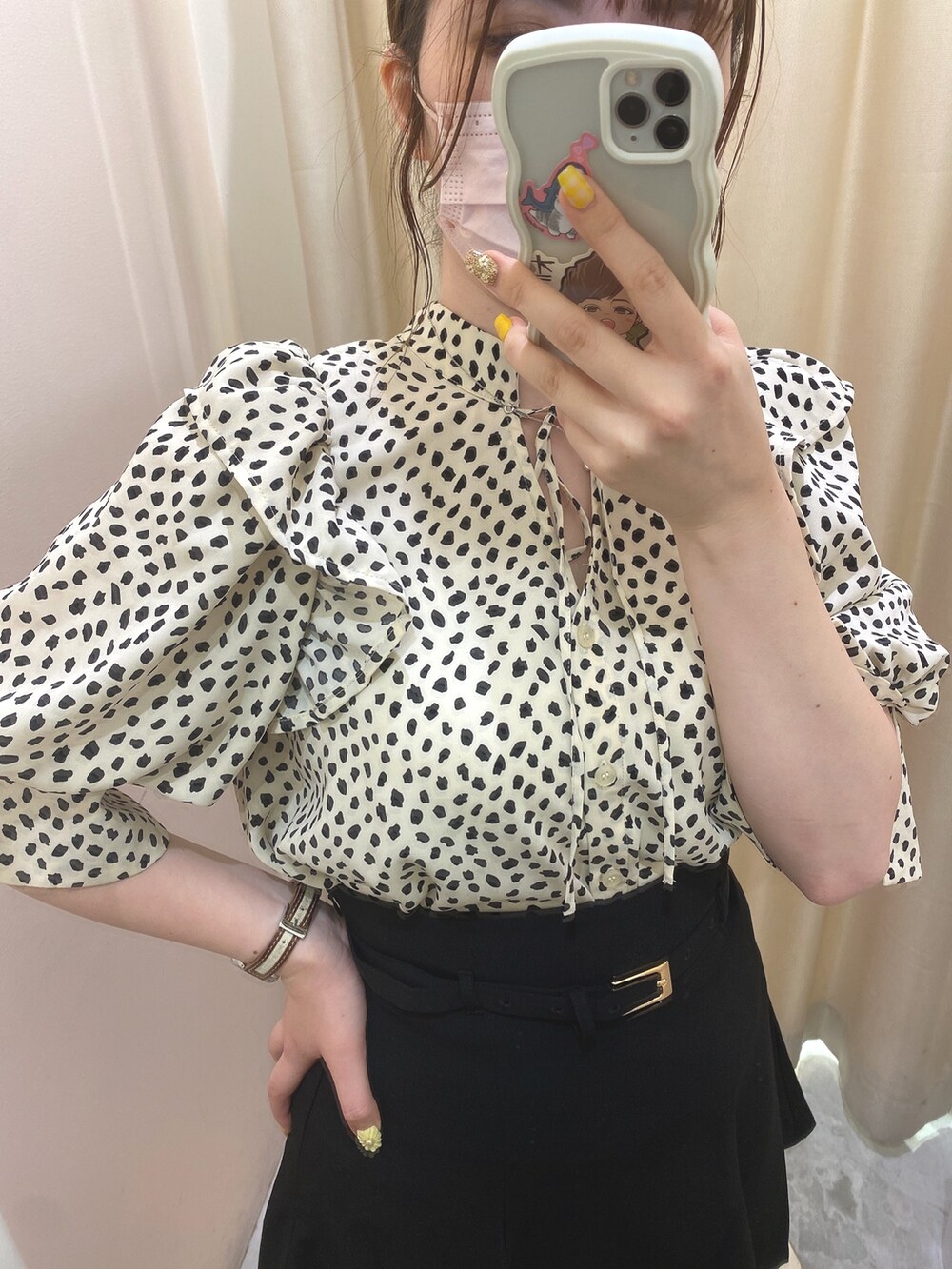 ホワイト系のシャツ/ブラウス、ブラック系のスカートを着用したレディースの夏コーディネートの3枚目の写真