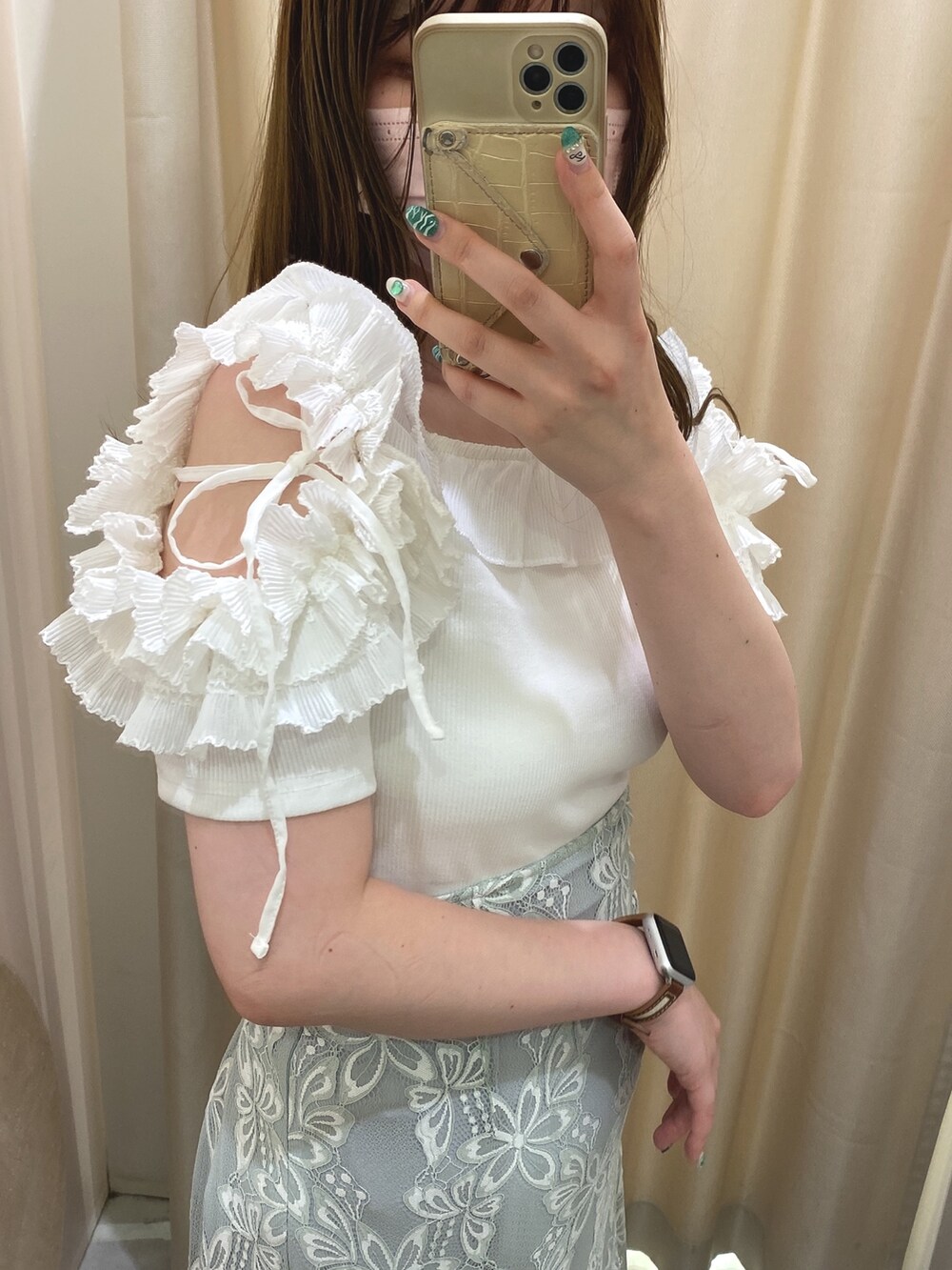 ホワイト系のTシャツ/カットソー、グリーン系のスカート、ブラック系のその他シューズを着用したレディースの夏コーディネートの3枚目の写真