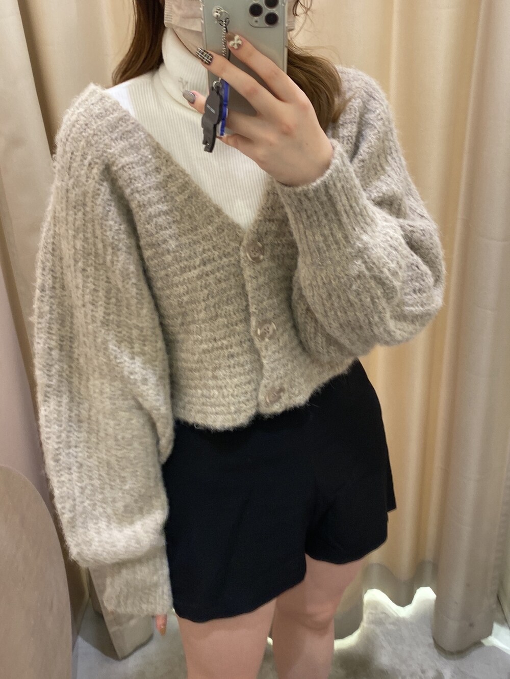 ブラウン系のカーディガン/ボレロ、ブラック系のその他パンツを着用したレディースの秋コーディネートの2枚目の写真