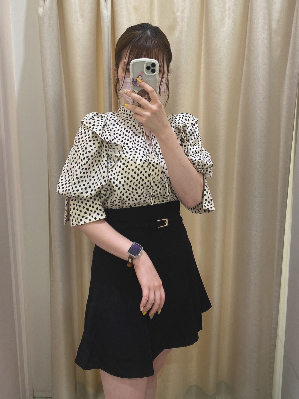 ホワイト系のシャツ/ブラウス、ブラック系のスカートを着用したレディースの夏コーディネートの2枚目の写真