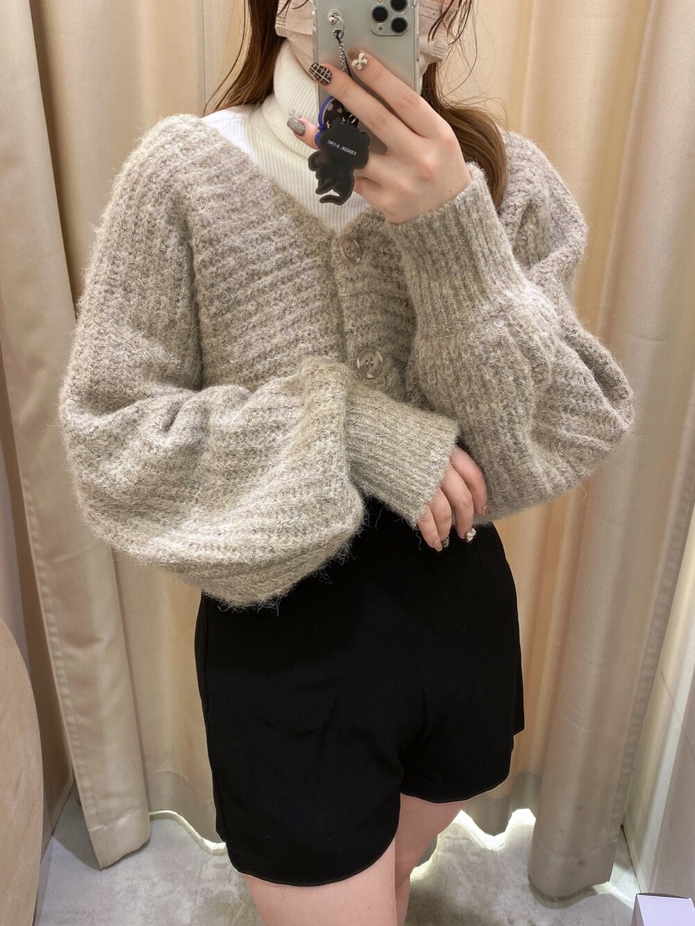 ブラウン系のカーディガン/ボレロ、ブラック系のその他パンツを着用したレディースの秋コーディネートの3枚目の写真