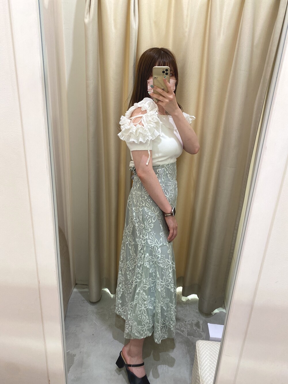 ホワイト系のTシャツ/カットソー、グリーン系のスカート、ブラック系のその他シューズを着用したレディースの夏コーディネートの2枚目の写真