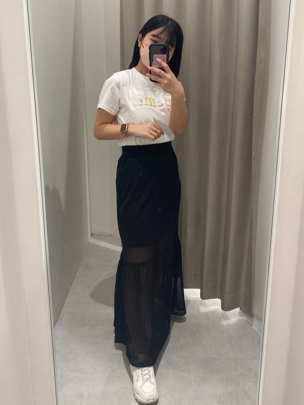 ホワイト系のTシャツ/カットソー、ピンク系のテーラードジャケット、ブラック系のスカートを着用したレディースの春コーディネートの2枚目の写真