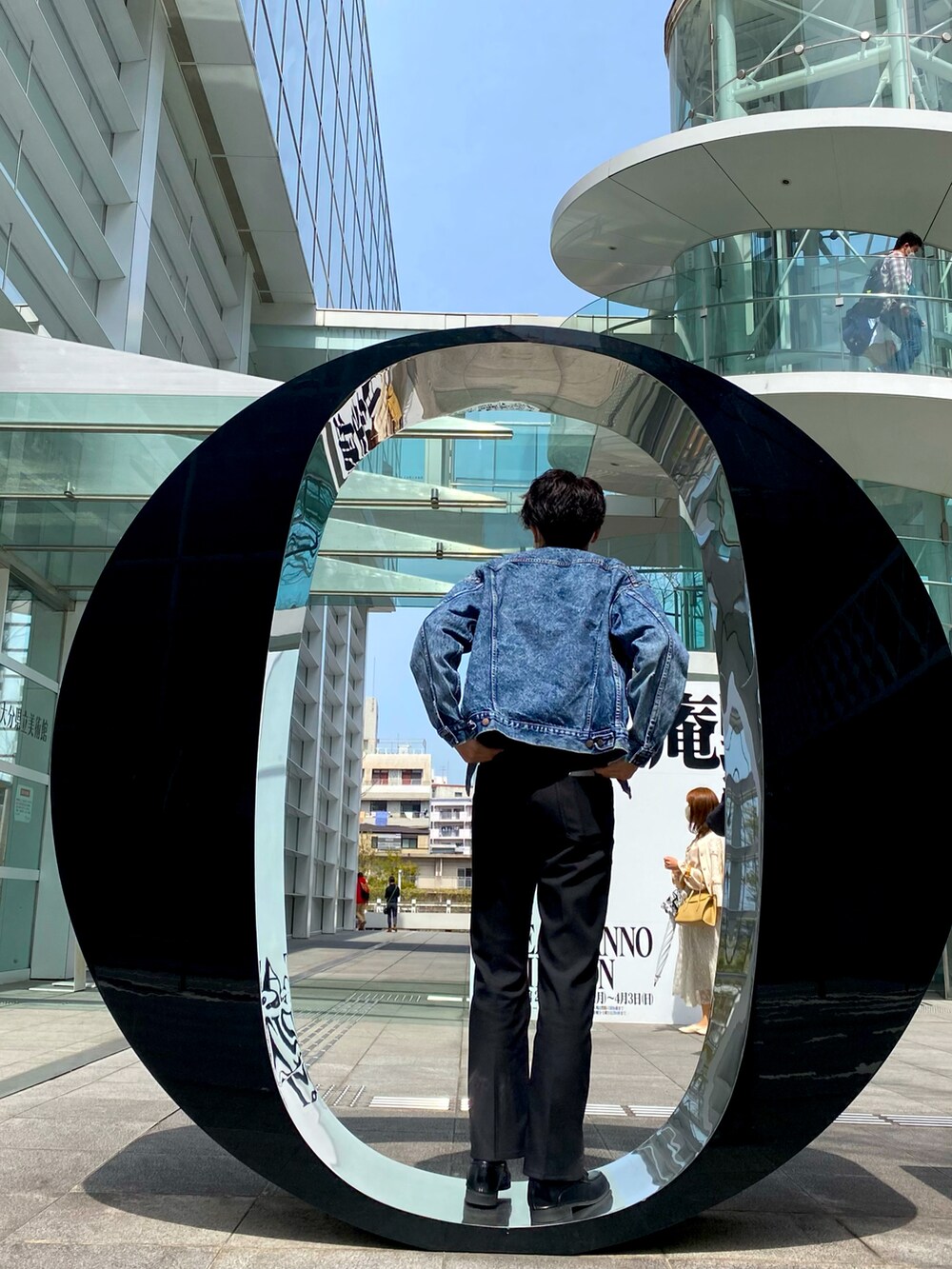 ブルー系のデニムジャケット、ブラック系のパンツを着用したメンズの春コーディネートの4枚目の写真