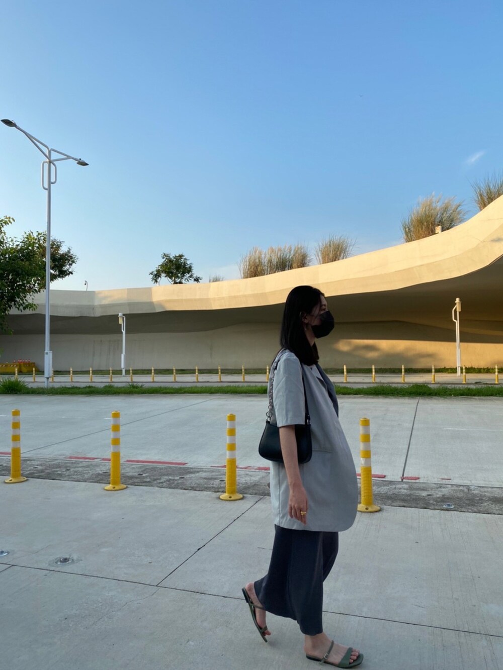 ブラック系のショルダーバッグ、その他のスーツジャケット、その他のジャンパースカートを着用したレディースの春コーディネートの2枚目の写真