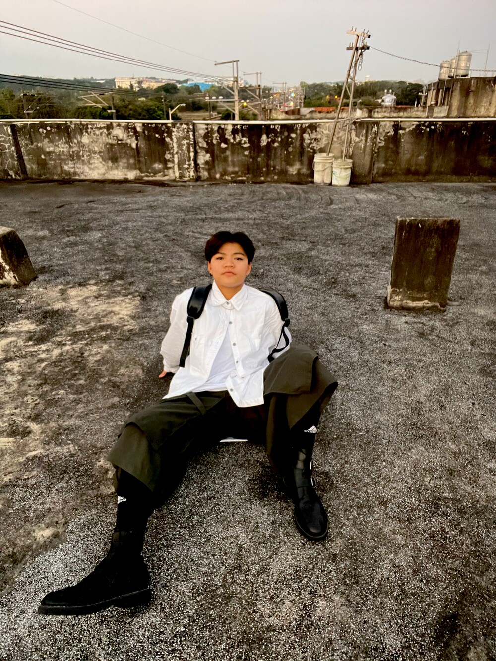 グリーン系のその他パンツ、ホワイト系のシャツ/ブラウス、ブラック系のブーツを着用したレディースの春コーディネートの3枚目の写真