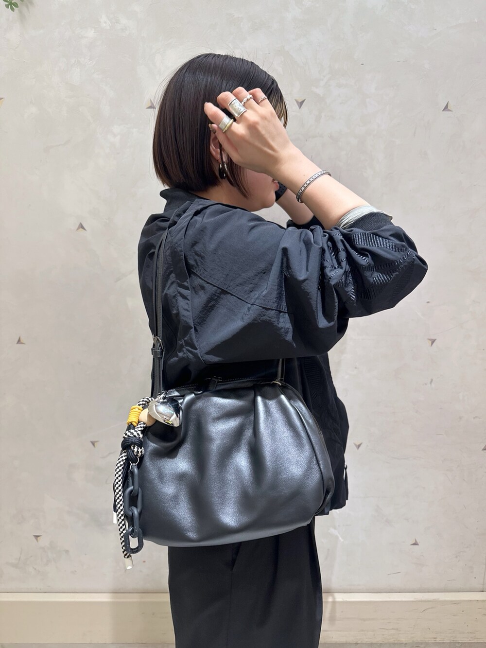 「ブルゾン、黒コーデ、ボストンバッグ、パンツコーデ、おでかけコーデ、春服コーデ、スニーカー女子、高身長コーデ、高身長女子、30代コーデ」｜「ear PAPILLONNERの《本革/軽量》コロンボストンバッグ（ボストンバッグ、ブラック系）」を使った、わたさんさん（骨格ストレート・レディース・167cm）の春コーディネートの2枚目の写真