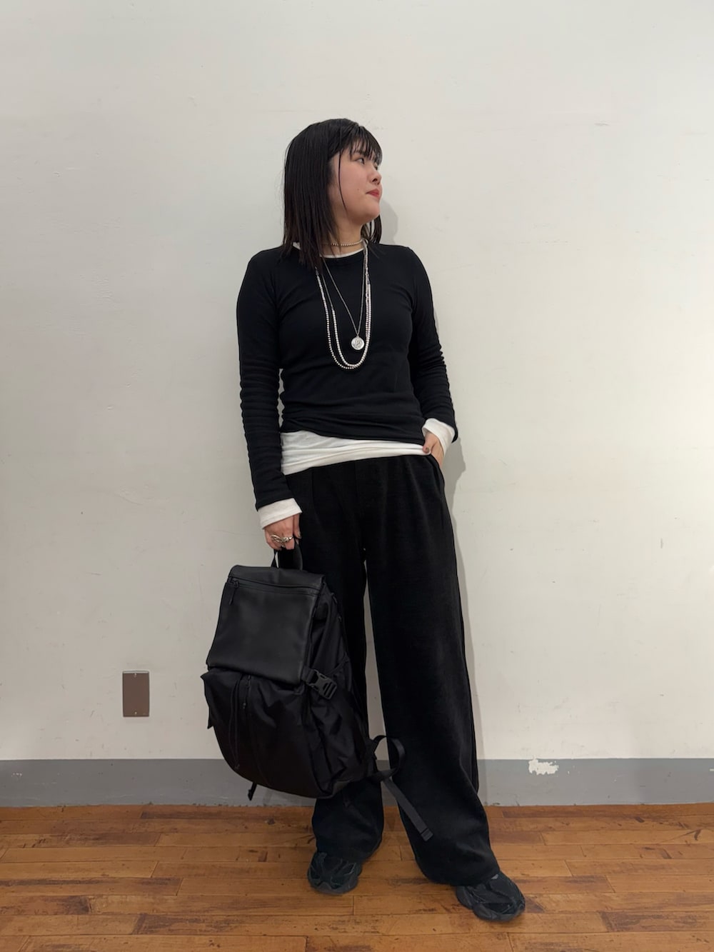 ブラック系のバックパック/リュック、ブラック系のTシャツ/カットソーを着用したレディースの春コーディネートの3枚目の写真