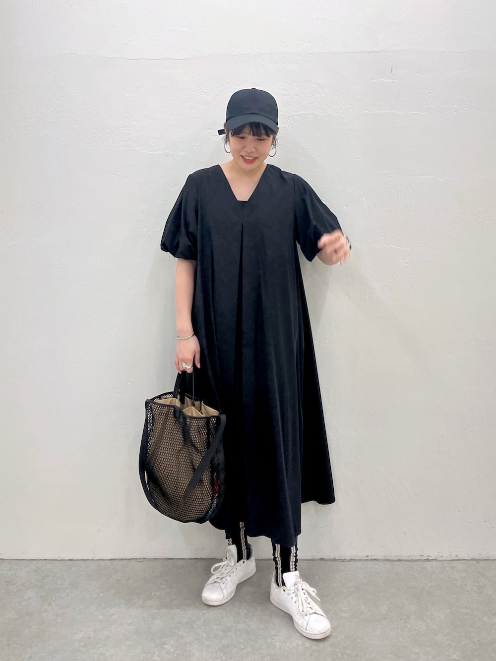 ブラック系のショルダーバッグ、ブラック系のワンピース、ブラック系のソックス/靴下を着用したレディースの春コーディネートの2枚目の写真