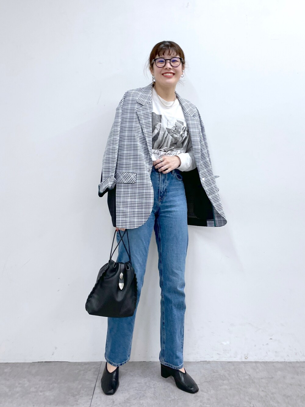 ブラック系のショルダーバッグ、ブラック系のパンプス、その他のテーラードジャケットを着用したレディースの春コーディネートの2枚目の写真