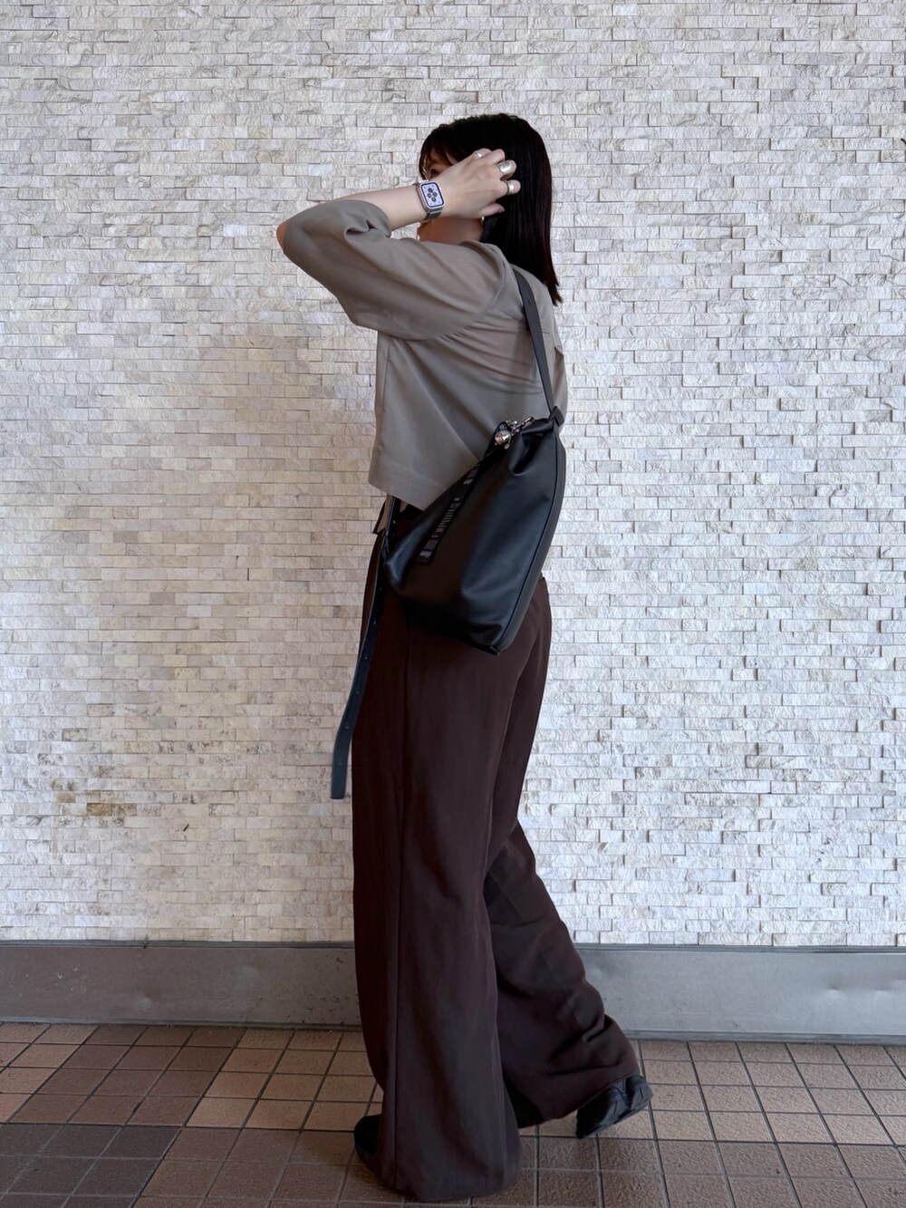 ブラック系のショルダーバッグ、ブラック系のチャームを着用したレディースの秋コーディネートの2枚目の写真