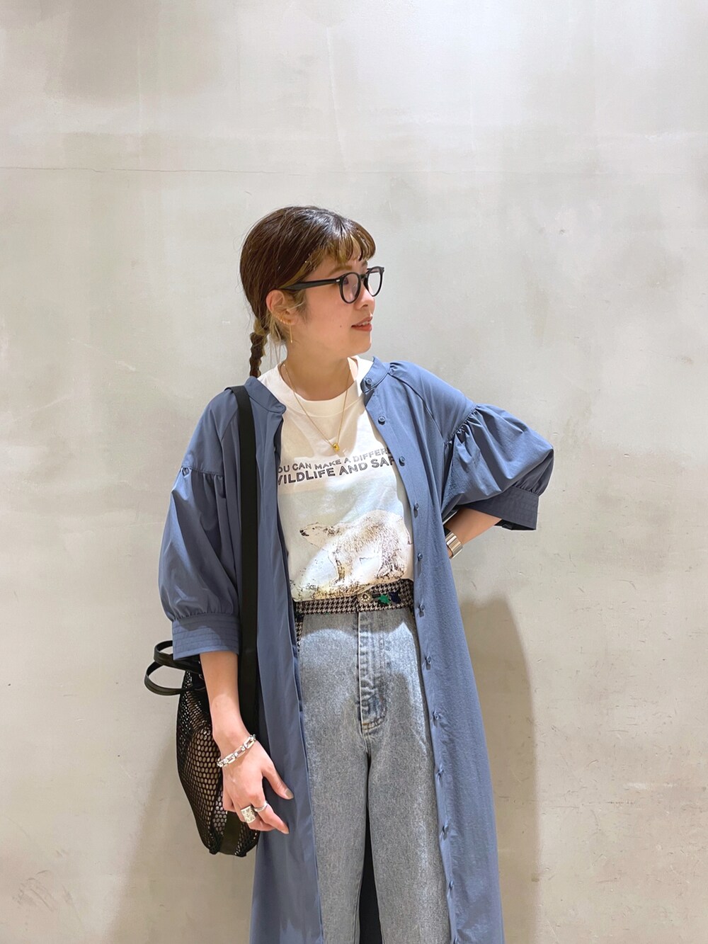 ホワイト系のTシャツ/カットソー、ブルー系のワンピース、ブラック系のショルダーバッグを着用したレディースの春コーディネートの3枚目の写真