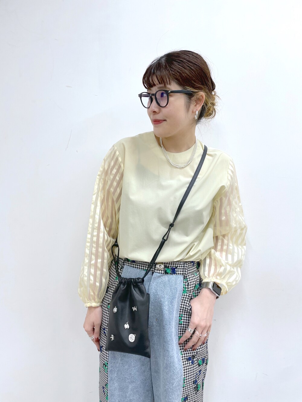 ブルー系のその他パンツ、ブラック系のショルダーバッグ、ホワイト系のTシャツ/カットソーを着用したレディースの春コーディネートの3枚目の写真