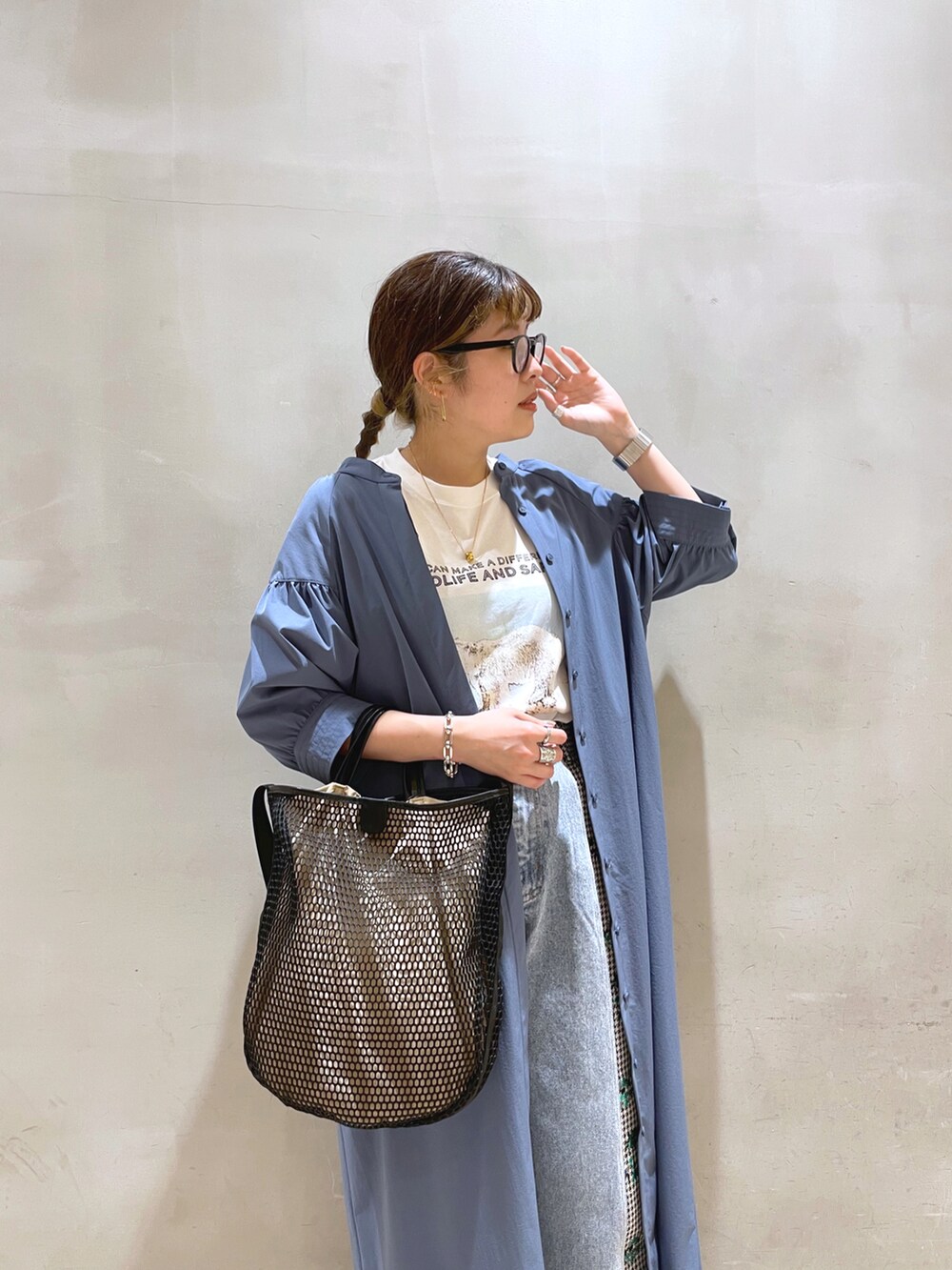 ホワイト系のTシャツ/カットソー、ブルー系のワンピース、ブラック系のショルダーバッグを着用したレディースの春コーディネートの2枚目の写真