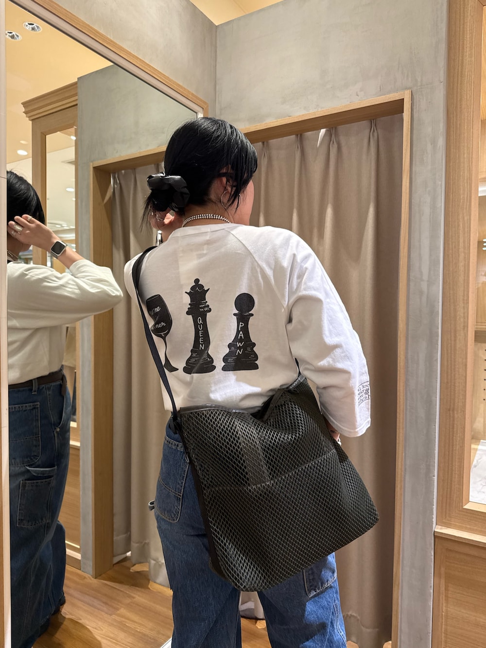 グリーン系のトートバッグ、ホワイト系のTシャツ/カットソーを着用したレディースの春コーディネートの4枚目の写真