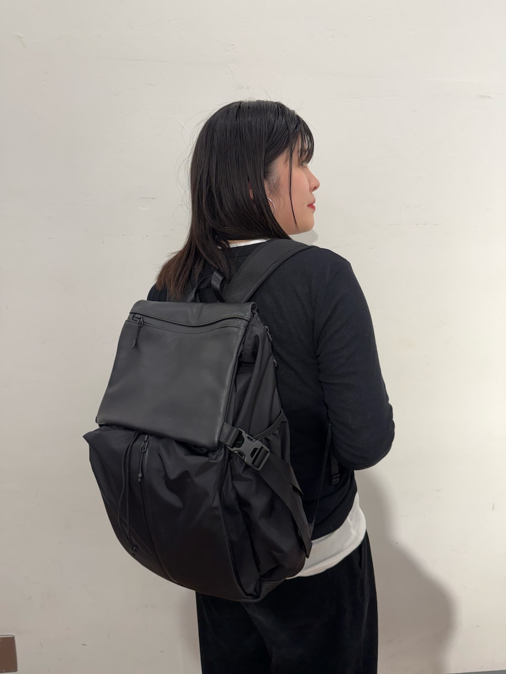 ブラック系のバックパック/リュック、ブラック系のTシャツ/カットソーを着用したレディースの春コーディネートの2枚目の写真