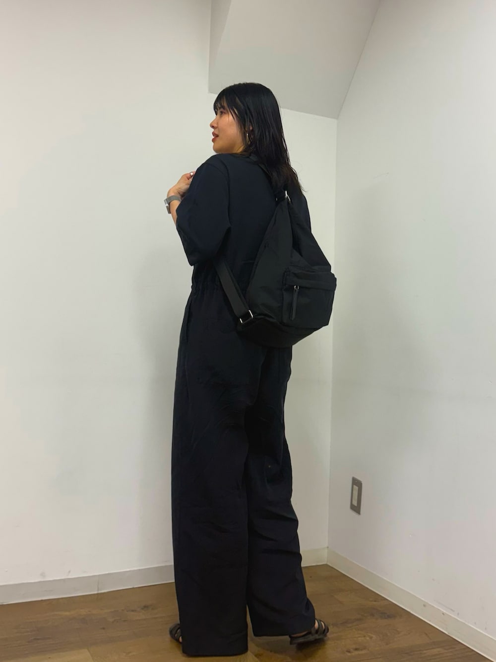 ブラック系のバックパック/リュックを着用したレディースの春コーディネートの2枚目の写真