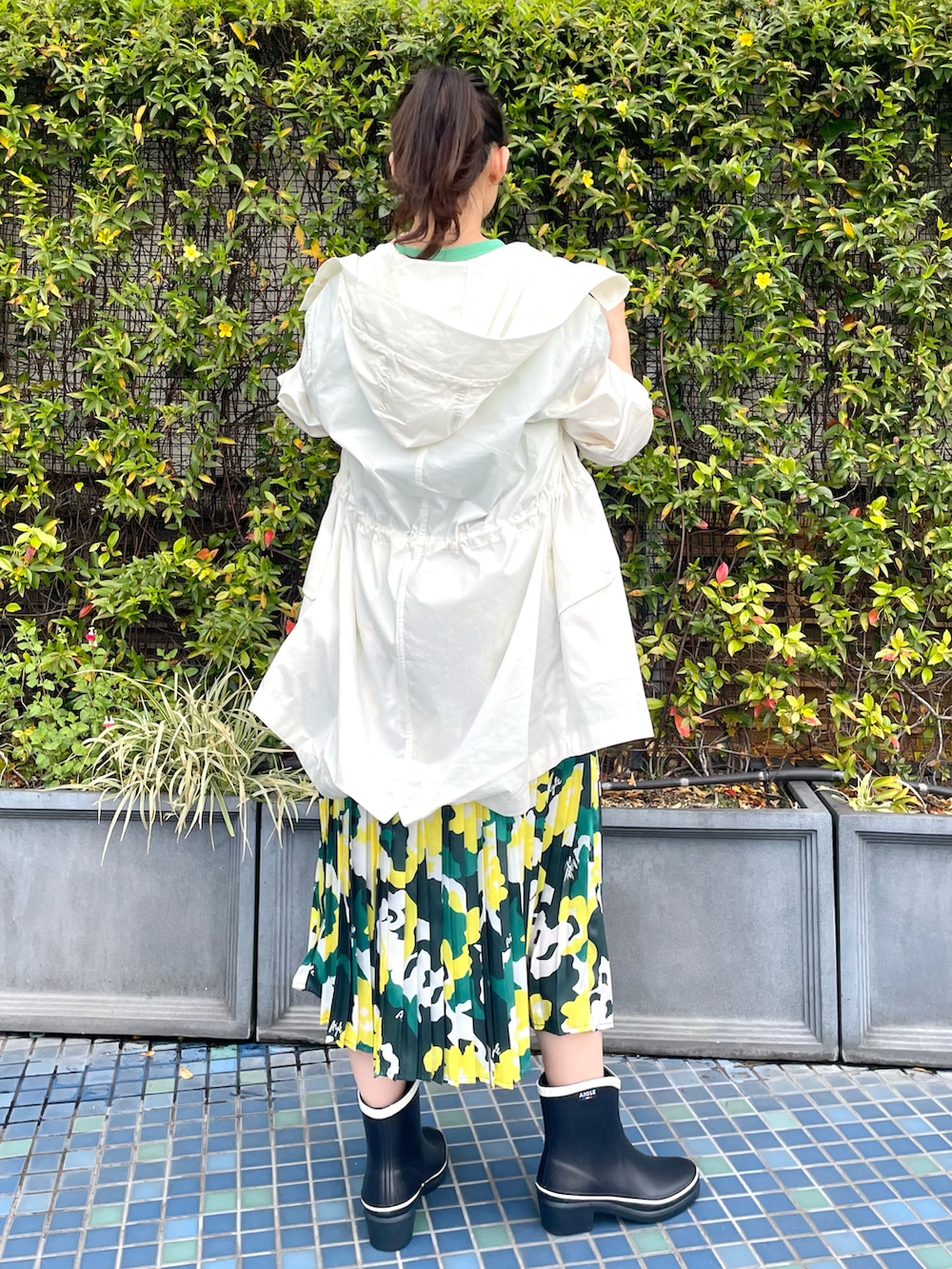 「春カラー、おしゃれさんと繋がりたい、ロングスカート、オトナカワイイ、春コーデ」｜「AIGLEのアイテム（Tシャツ/カットソー、グリーン系）」を使った、RUNAさん（レディース・153cm）の春コーディネートの3枚目の写真