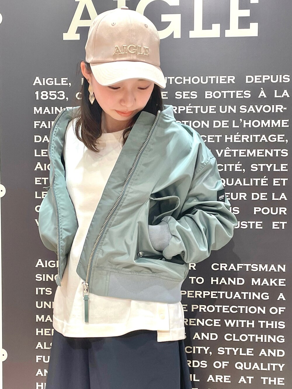 「大人かわいい、カジュアルコーデ、低身長」｜「AIGLEの撥水 MA-1 ショートブルゾン（ブルゾン、グリーン系）」を使った、RUNAさん（レディース・153cm）の春コーディネートの3枚目の写真