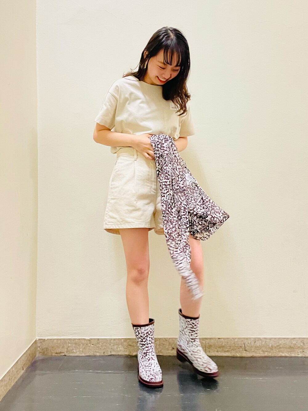 「シンプルコーデ、お洒落さんとつながりたい、低身長コーデ、雨の日コーデ」｜「AIGLEの吸水速乾 デザインポケット ロゴ Ｔシャツ（Tシャツ/カットソー、ホワイト系）」を使った、RUNAさん（レディース・153cm）の春コーディネートの4枚目の写真