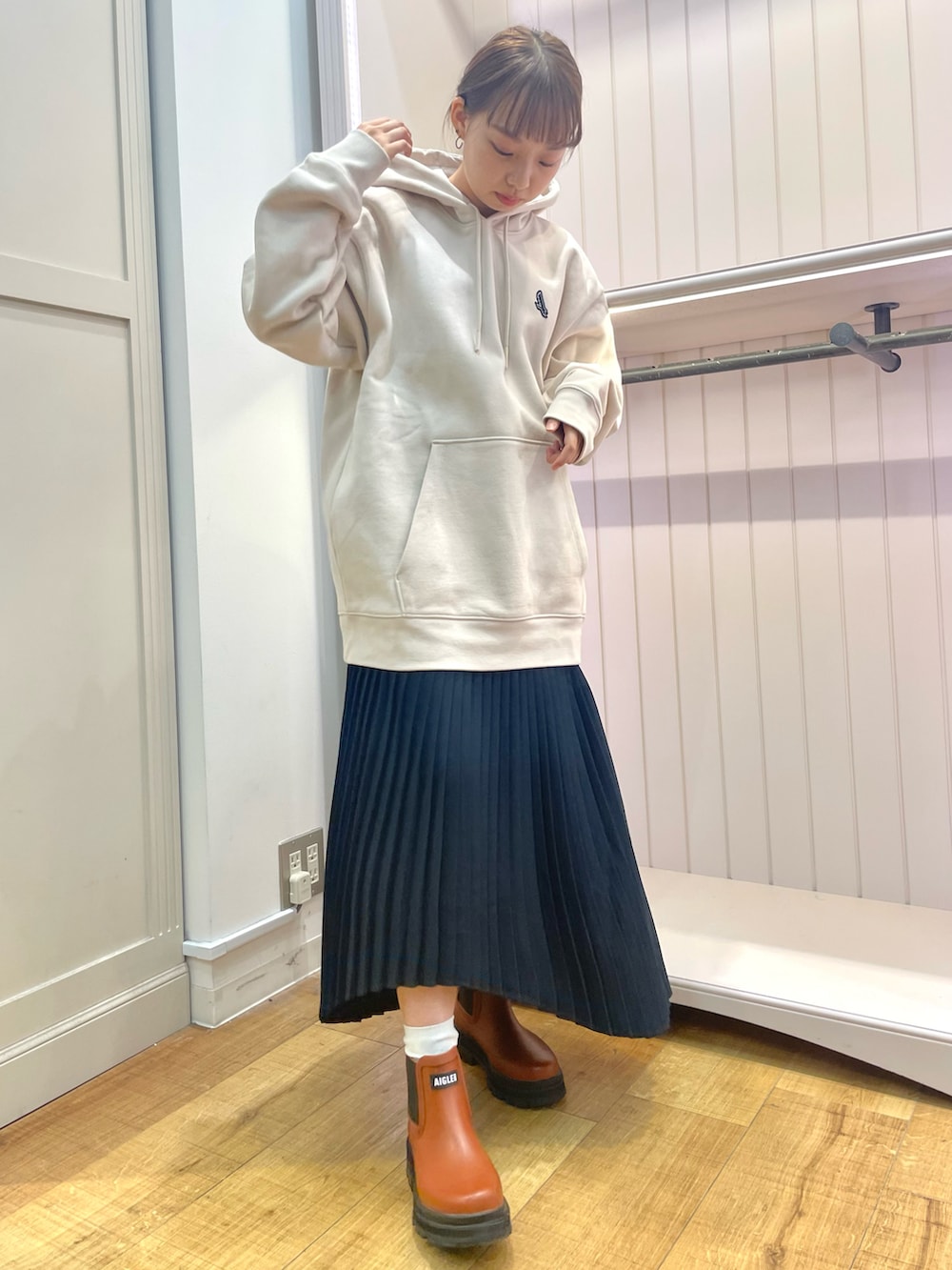 「シンプルコーデ、オトナカジュアル、秋のコーデ、低身長」｜「AIGLEのアイテム（ベスト、ブルー系）」を使った、RUNAさん（レディース・153cm）の秋コーディネートの4枚目の写真