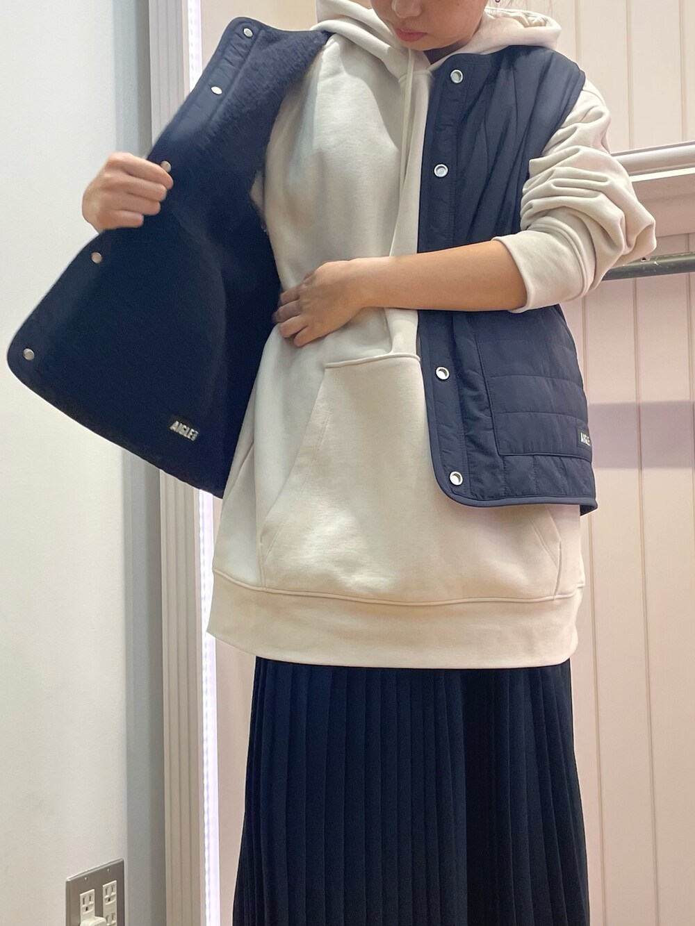 「シンプルコーデ、オトナカジュアル、秋のコーデ、低身長」｜「AIGLEのアイテム（ベスト、ブルー系）」を使った、RUNAさん（レディース・153cm）の秋コーディネートの3枚目の写真