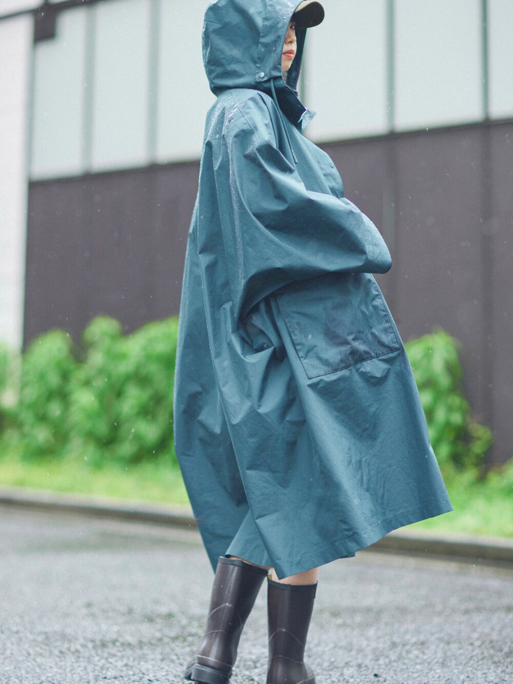「おしゃれさんと繋がりたい、春夏コーデ、レインブーツ、雨の日コーデ」｜「AIGLEのオーガニックコットン キャップ（キャップ、グリーン系）」を使った、RUNAさん（レディース・153cm）の夏コーディネートの2枚目の写真