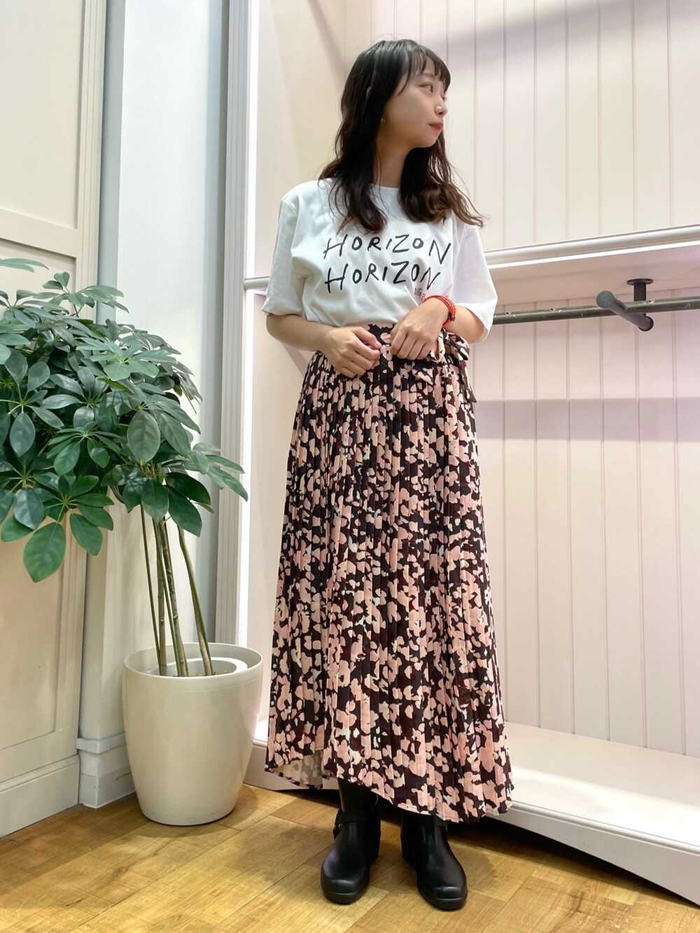 「初秋コーデ、大人カジュアル、スカート、ボリューム袖」｜「AIGLEのアイテム（Tシャツ/カットソー、ホワイト系）」を使った、RUNAさん（レディース・153cm）の秋コーディネートの3枚目の写真