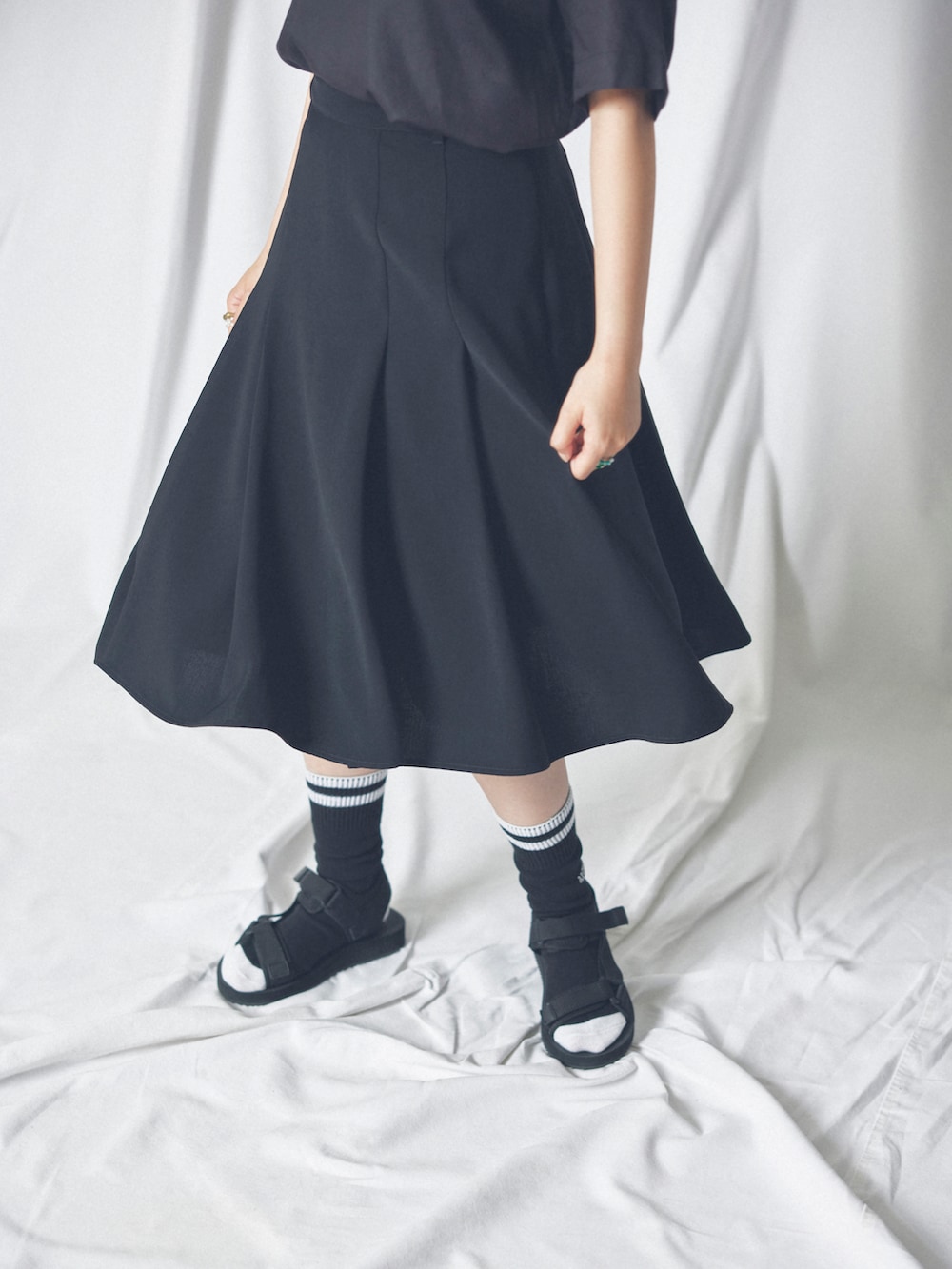「オトナカジュアル、シンプルコーデ、きれいめカジュアル、ブラックコーデ」｜「AIGLEのプルオーバー半袖ブラウス（シャツ/ブラウス、ブラック系）」を使った、RUNAさん（レディース・153cm）の夏コーディネートの5枚目の写真