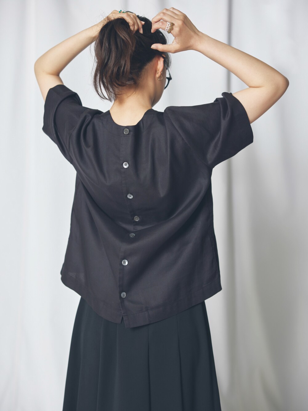 「オトナカジュアル、シンプルコーデ、きれいめカジュアル、ブラックコーデ」｜「AIGLEのプルオーバー半袖ブラウス（シャツ/ブラウス、ブラック系）」を使った、RUNAさん（レディース・153cm）の夏コーディネートの4枚目の写真