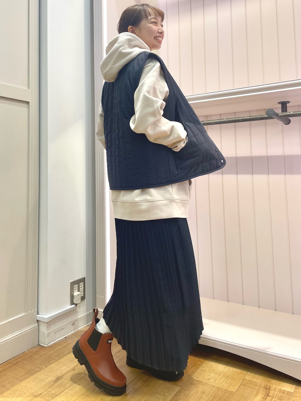 「シンプルコーデ、オトナカジュアル、秋のコーデ、低身長」｜「AIGLEのアイテム（ベスト、ブルー系）」を使った、RUNAさん（レディース・153cm）の秋コーディネートの2枚目の写真