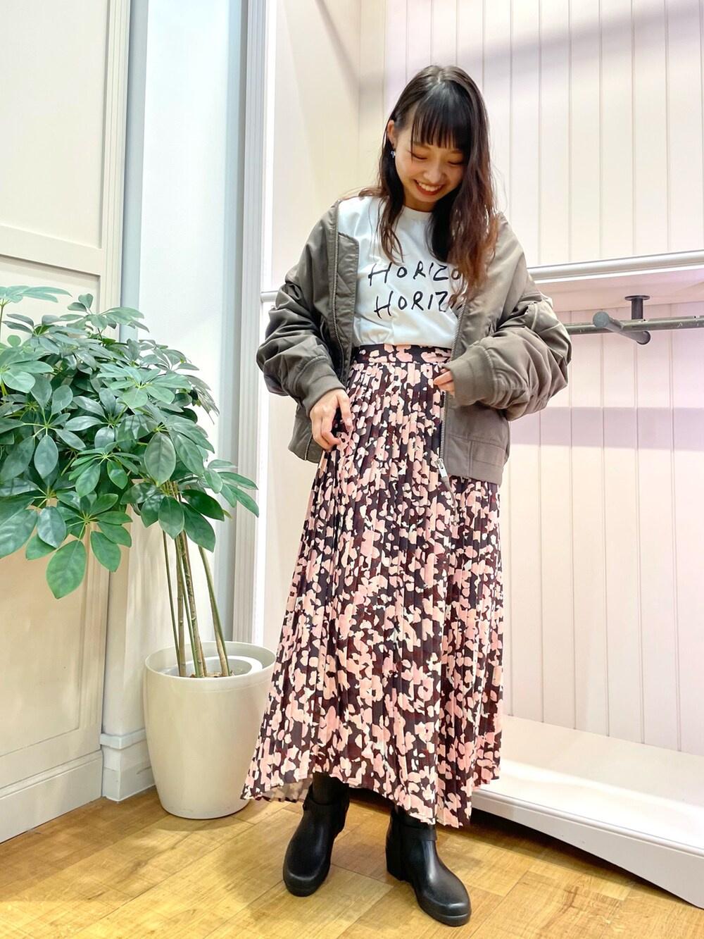 「初秋コーデ、大人カジュアル、スカート、ボリューム袖」｜「AIGLEのアイテム（Tシャツ/カットソー、ホワイト系）」を使った、RUNAさん（レディース・153cm）の秋コーディネートの2枚目の写真
