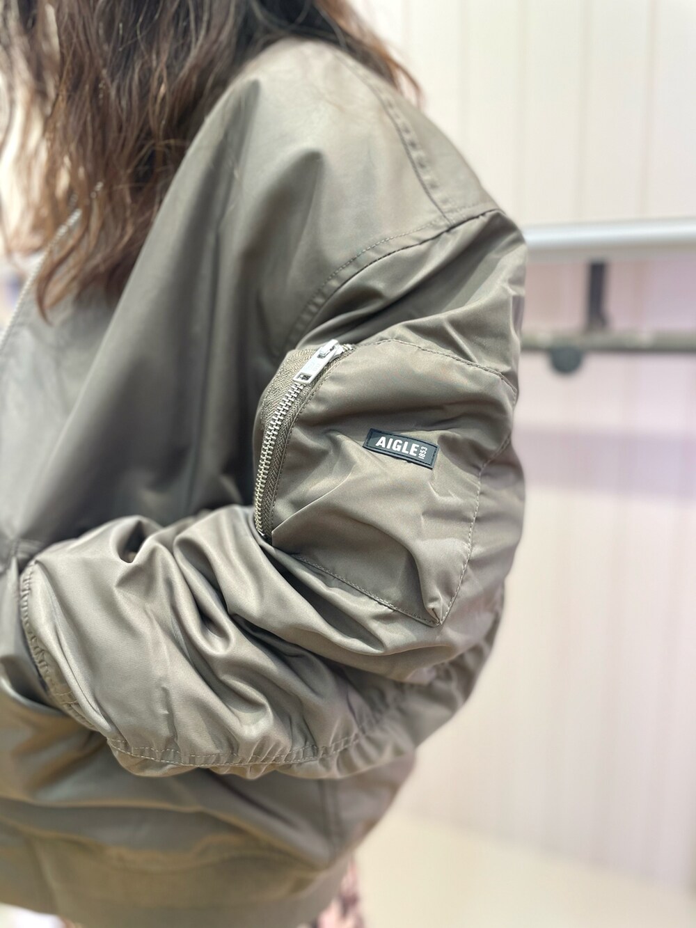 「初秋コーデ、大人カジュアル、スカート、ボリューム袖」｜「AIGLEのアイテム（Tシャツ/カットソー、ホワイト系）」を使った、RUNAさん（レディース・153cm）の秋コーディネートの4枚目の写真