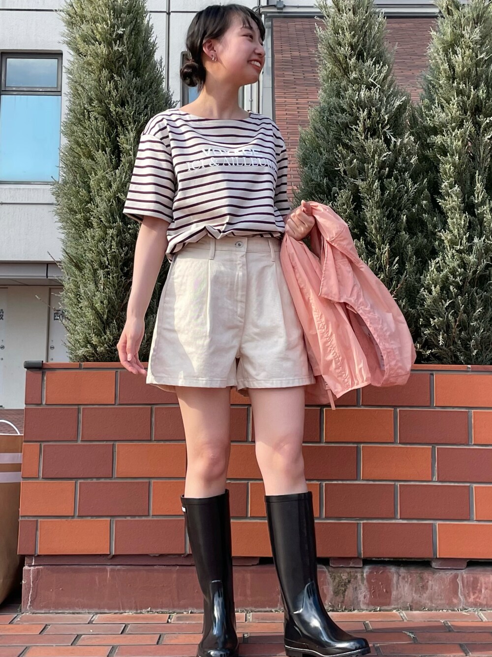 「おしゃれさんと繋がりたい、大人かわいい、低身長」｜「AIGLEの撥水 ショート フィッシュテールパーカ（ナイロンジャケット、ピンク系）」を使った、RUNAさん（レディース・153cm）の夏コーディネートの3枚目の写真