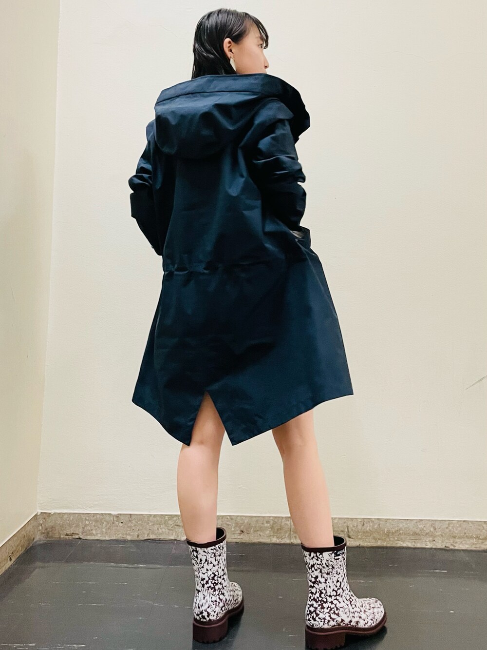 「シンプルコーデ、お洒落さんとつながりたい、低身長コーデ、雨の日コーデ」｜「AIGLEの吸水速乾 デザインポケット ロゴ Ｔシャツ（Tシャツ/カットソー、ホワイト系）」を使った、RUNAさん（レディース・153cm）の春コーディネートの3枚目の写真