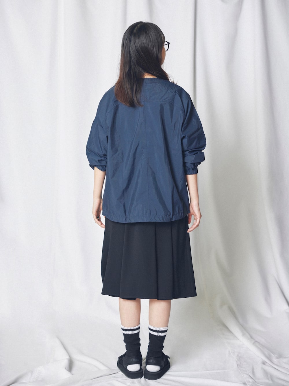「オトナカジュアル、シンプルコーデ、きれいめカジュアル、ブラックコーデ」｜「AIGLEのプルオーバー半袖ブラウス（シャツ/ブラウス、ブラック系）」を使った、RUNAさん（レディース・153cm）の夏コーディネートの2枚目の写真