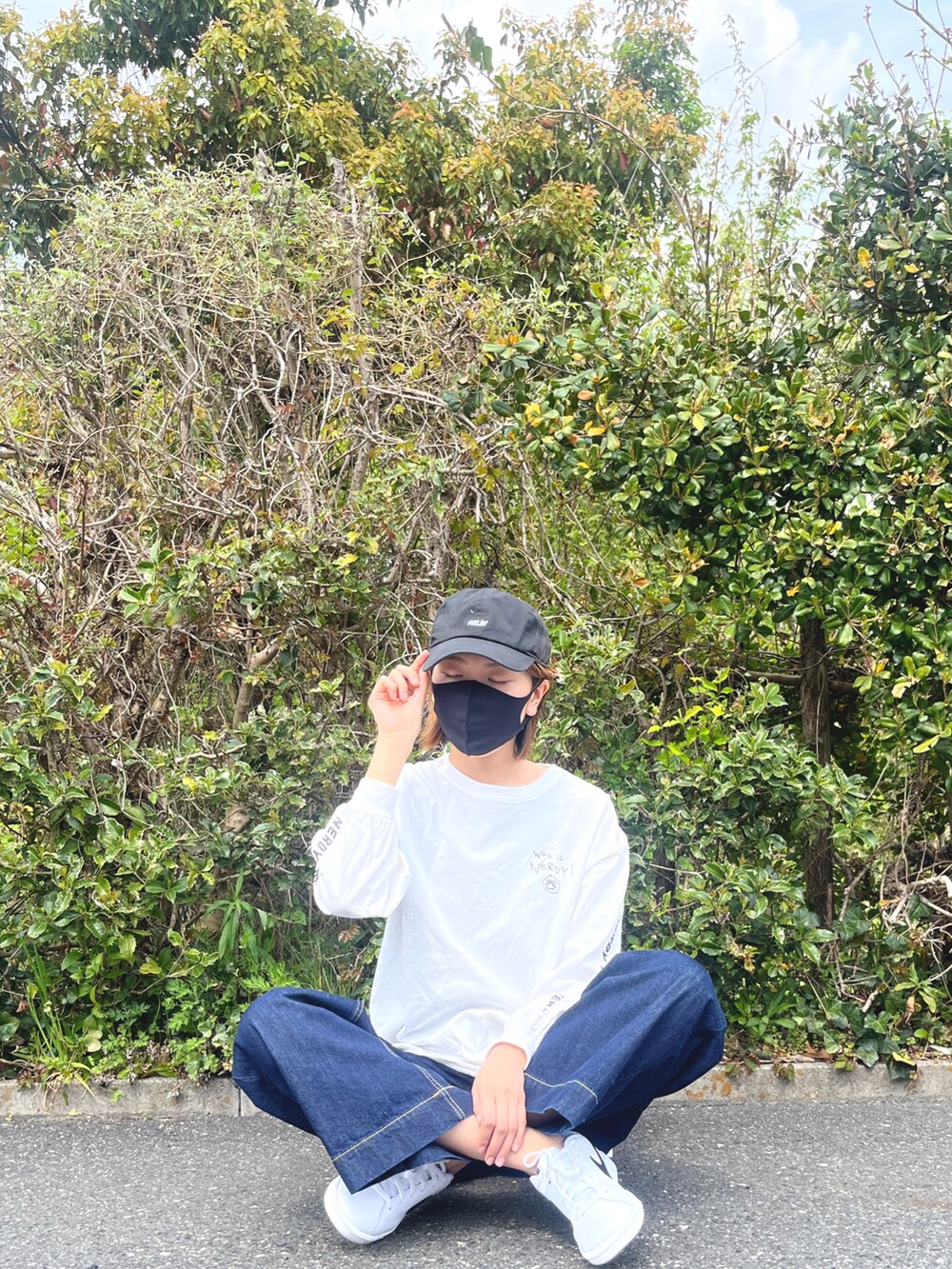 ホワイト系のTシャツ/カットソー、ブルー系のデニムパンツ、ホワイト系のスニーカーを着用したレディースの春コーディネートの2枚目の写真