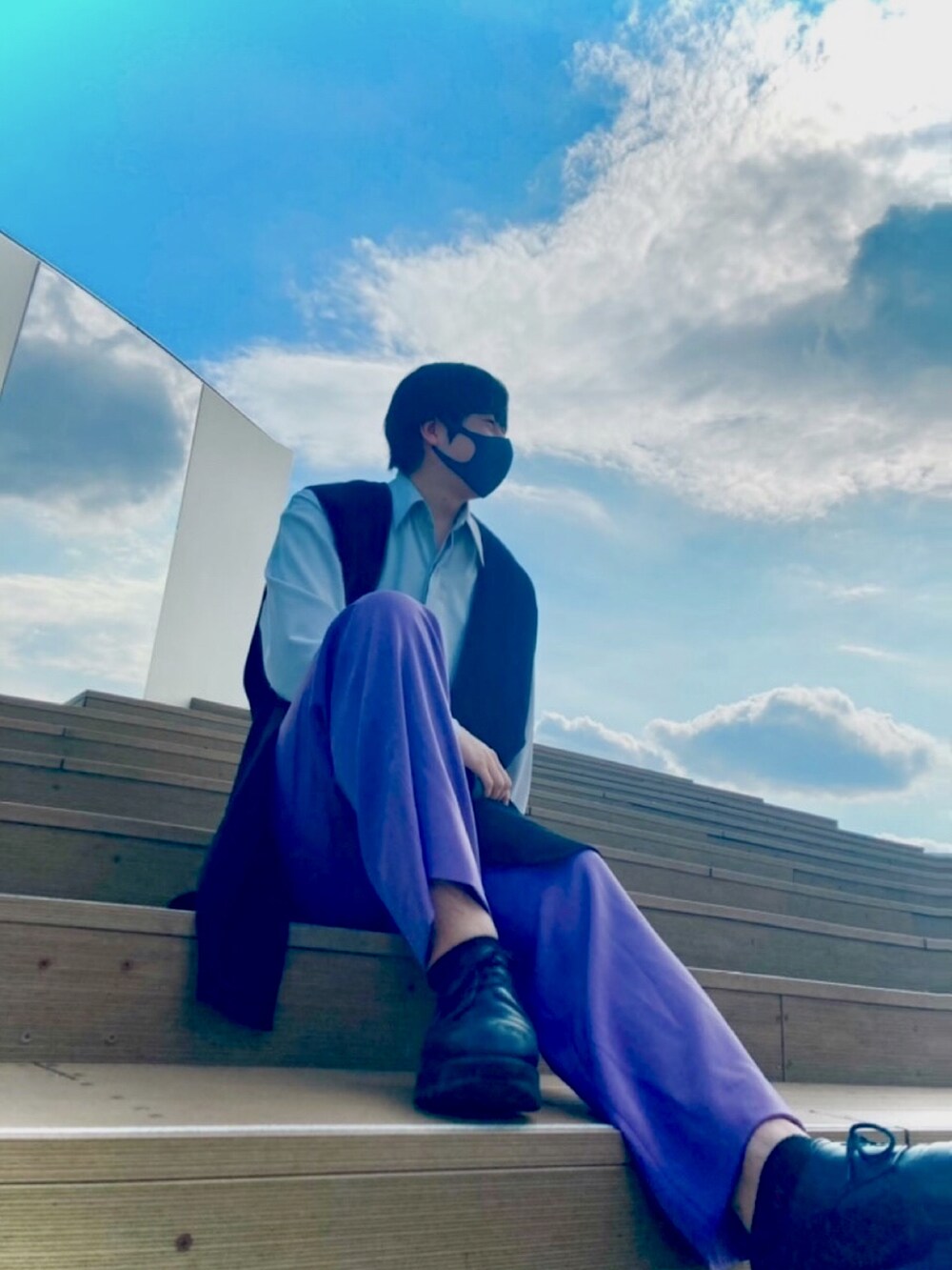 「休日コーデ、キレイめ、ジレ、スラックス、紫、黒、FUDGEBOYのトラッドスタイル、ootd、いいね、save、フォローお願いします🤑、オトナカジュアル、春コーデ、初夏コーデ、instagram、渋谷、革靴」｜「tk.TAKEO KIKUCHIのセットアップで販売されていたもの。（シャツ/ブラウス、シルバー系）」を使った、いっくんさん（メンズ・169cm）の春コーディネートの3枚目の写真