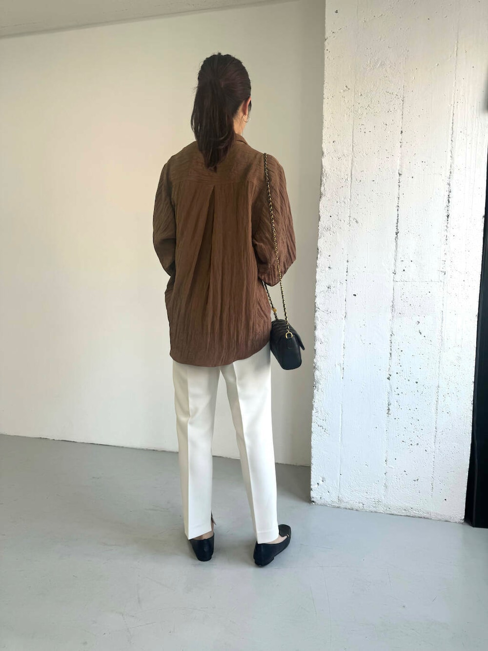 ブラック系のローファー、ホワイト系のその他パンツ、ブラウン系のシャツ/ブラウスを着用したレディースの夏コーディネートの3枚目の写真