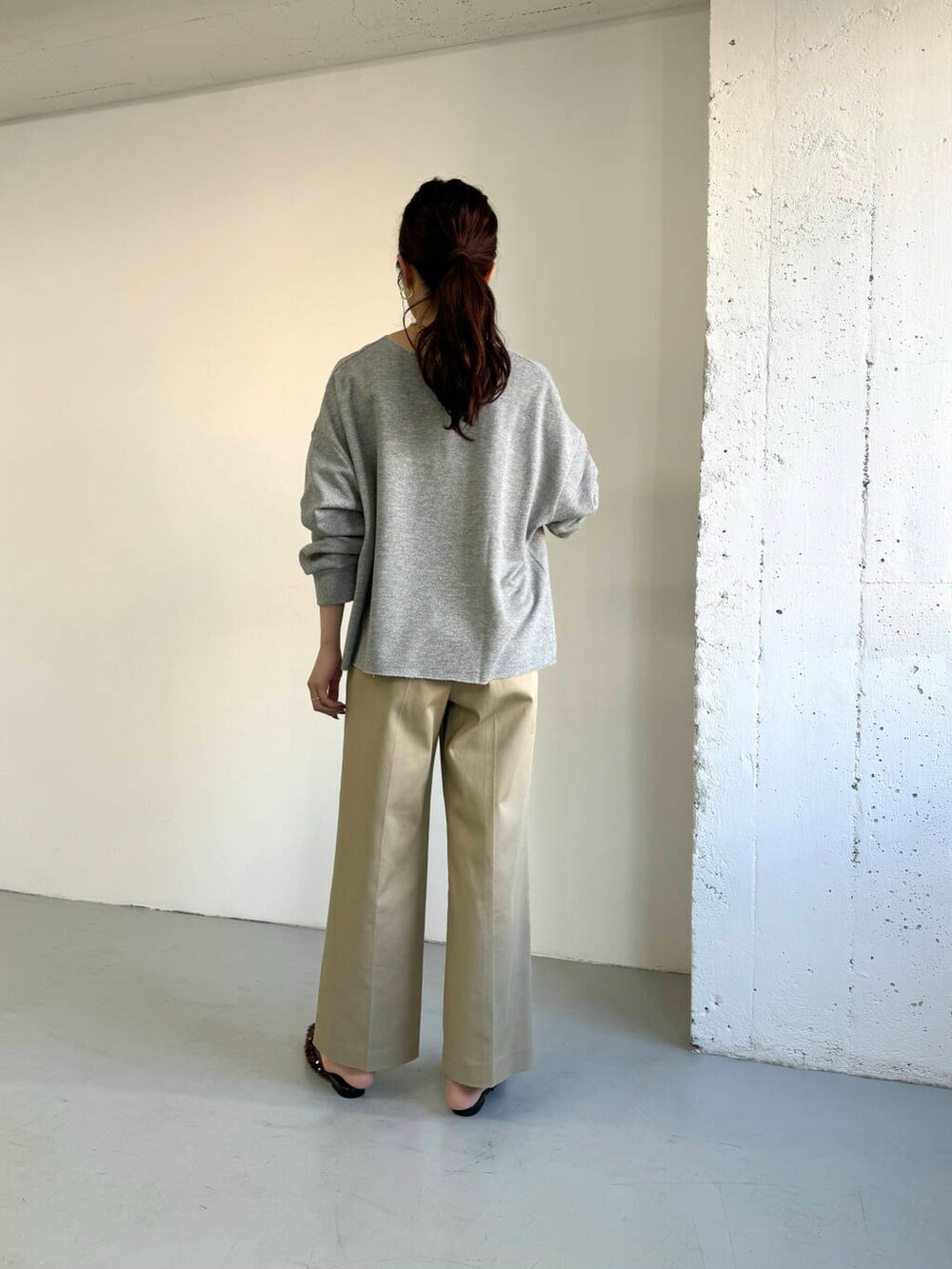 ブラウン系のその他シューズ、グレー系のTシャツ/カットソー、ベージュ系のチノパンツを着用したレディースの秋コーディネートの5枚目の写真