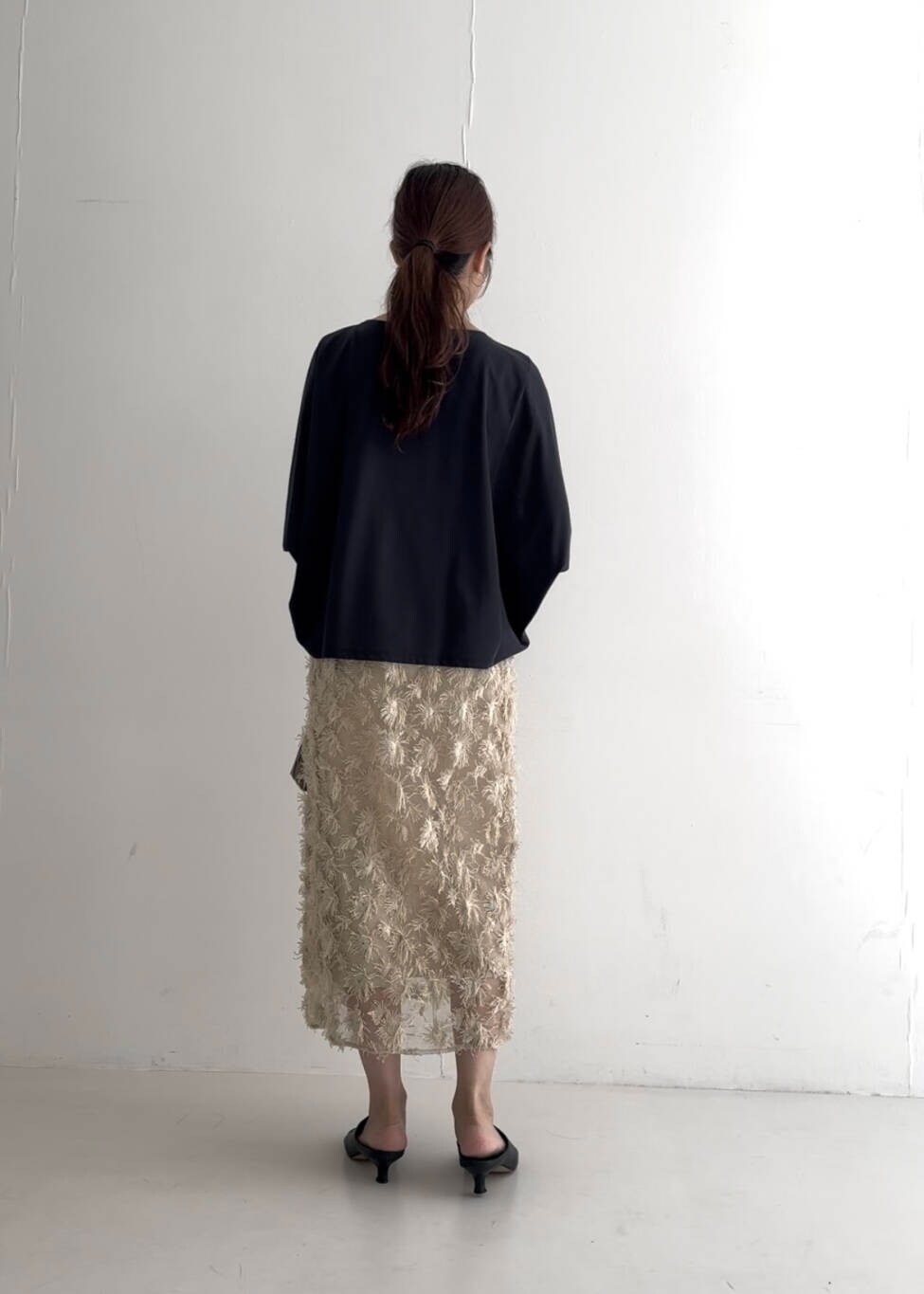 ブルー系のTシャツ/カットソー、ベージュ系のスカートを着用したレディースの夏コーディネートの3枚目の写真