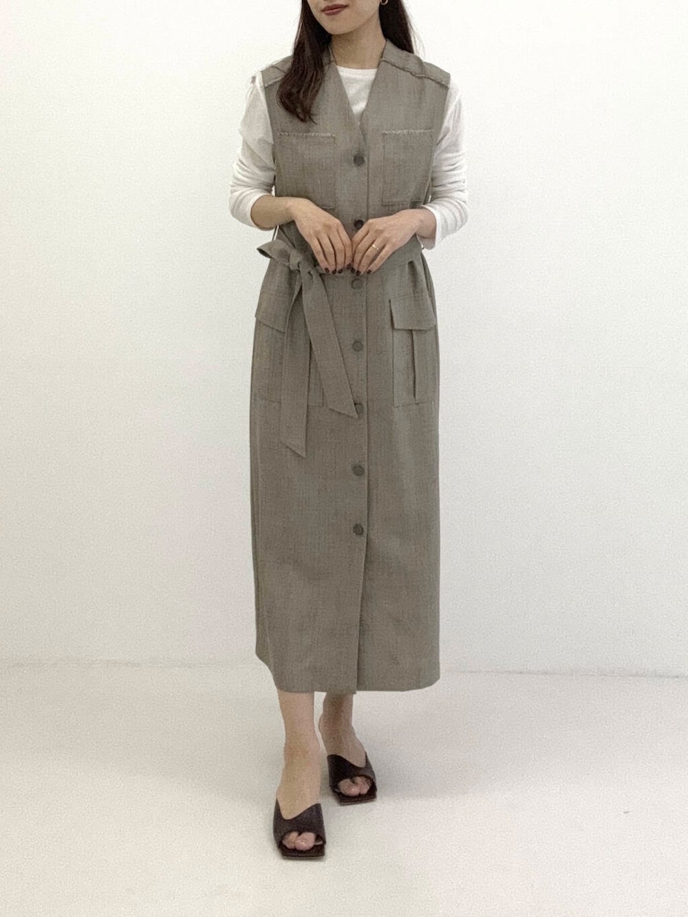 ブラウン系のワンピース、ホワイト系のTシャツ/カットソーを着用したレディースの春コーディネートの5枚目の写真