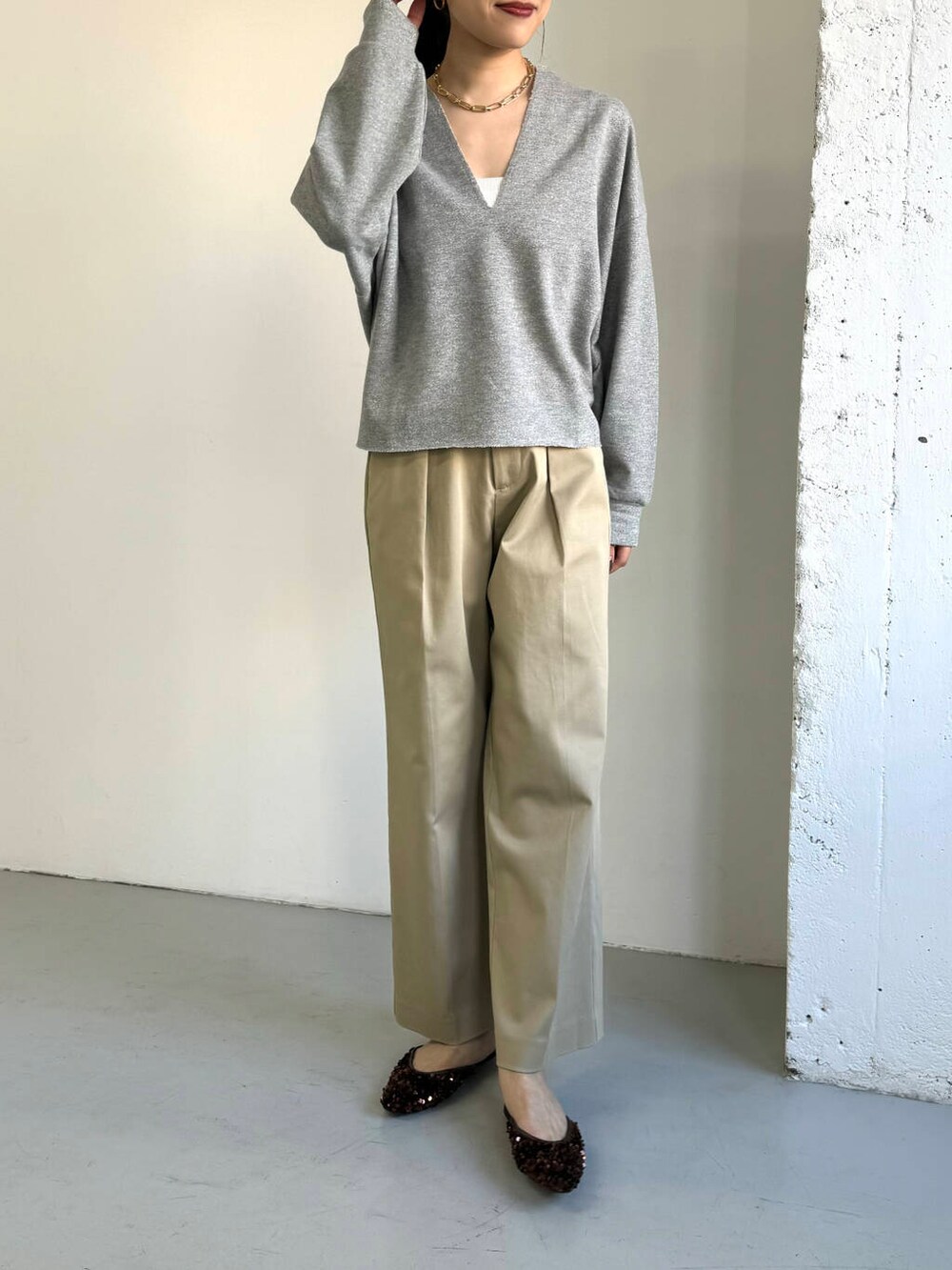 ブラウン系のその他シューズ、グレー系のTシャツ/カットソー、ベージュ系のチノパンツを着用したレディースの秋コーディネートの6枚目の写真