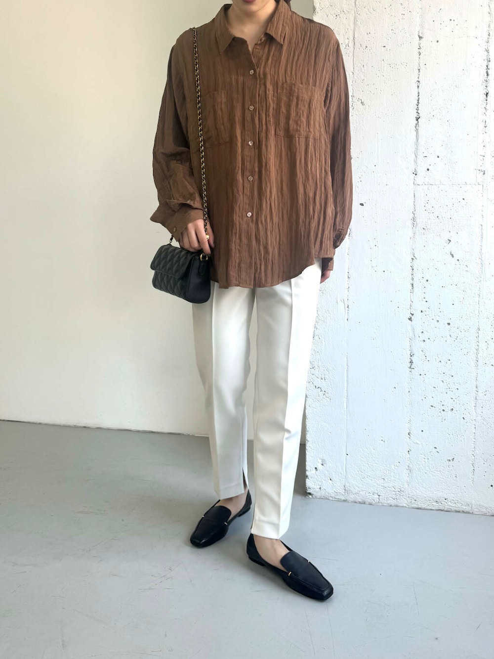ブラック系のローファー、ホワイト系のその他パンツ、ブラウン系のシャツ/ブラウスを着用したレディースの夏コーディネートの4枚目の写真