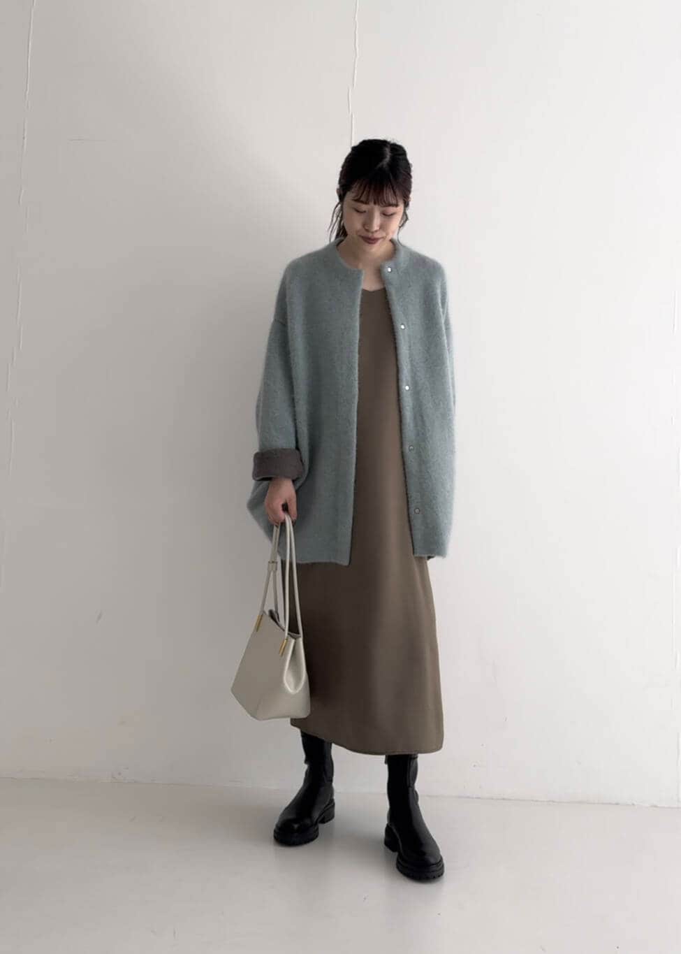 ブラウン系のワンピース、ホワイト系のトートバッグ、ブルー系のカーディガン/ボレロを着用したレディースの夏コーディネートの3枚目の写真