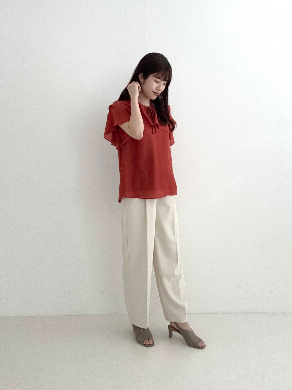 ホワイト系のその他パンツ、レッド系のシャツ/ブラウスを着用したレディースの春コーディネートの3枚目の写真