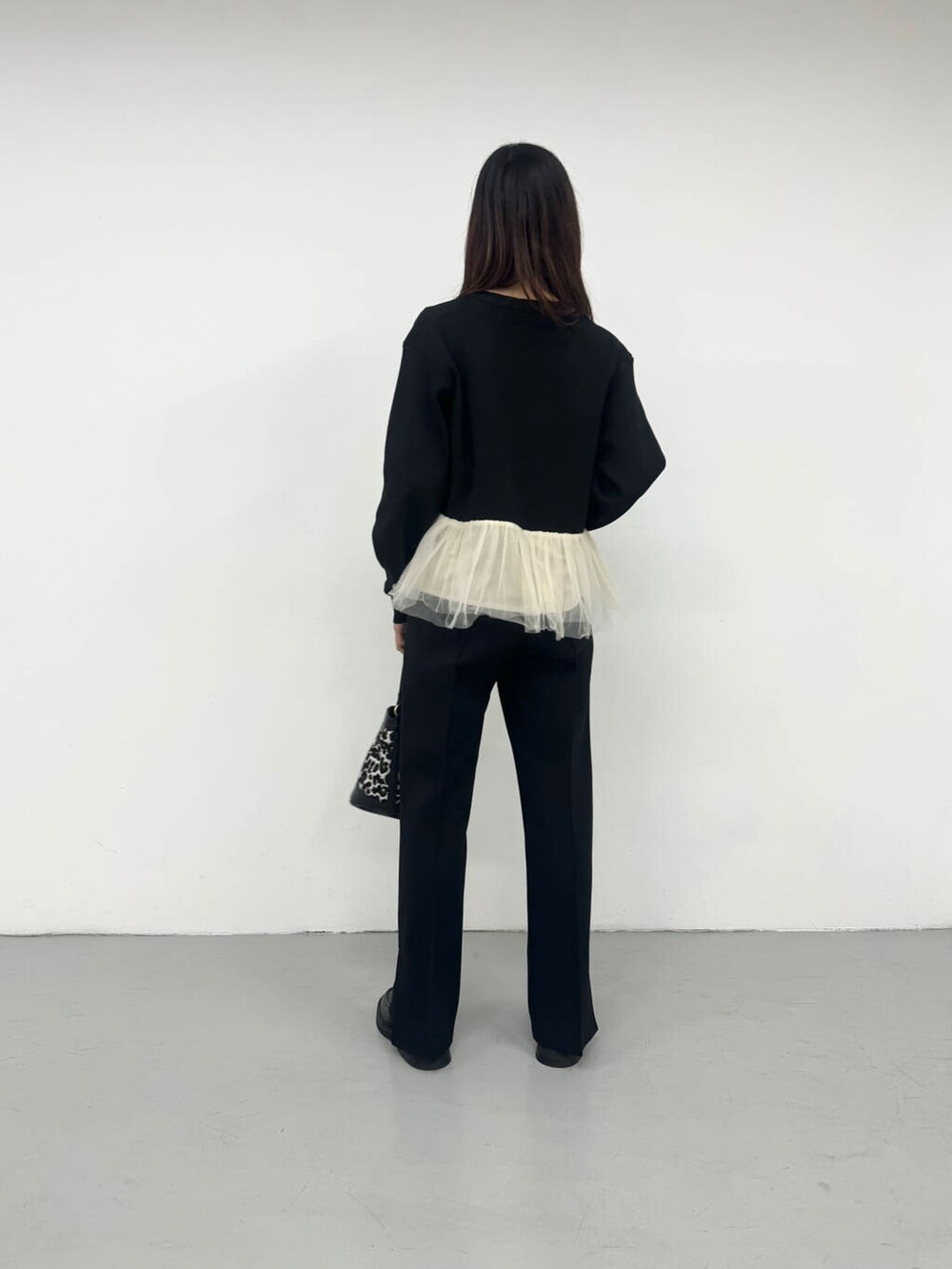 ブラック系のカーディガン/ボレロ、ブラック系のセットアップを着用したレディースの冬コーディネートの2枚目の写真