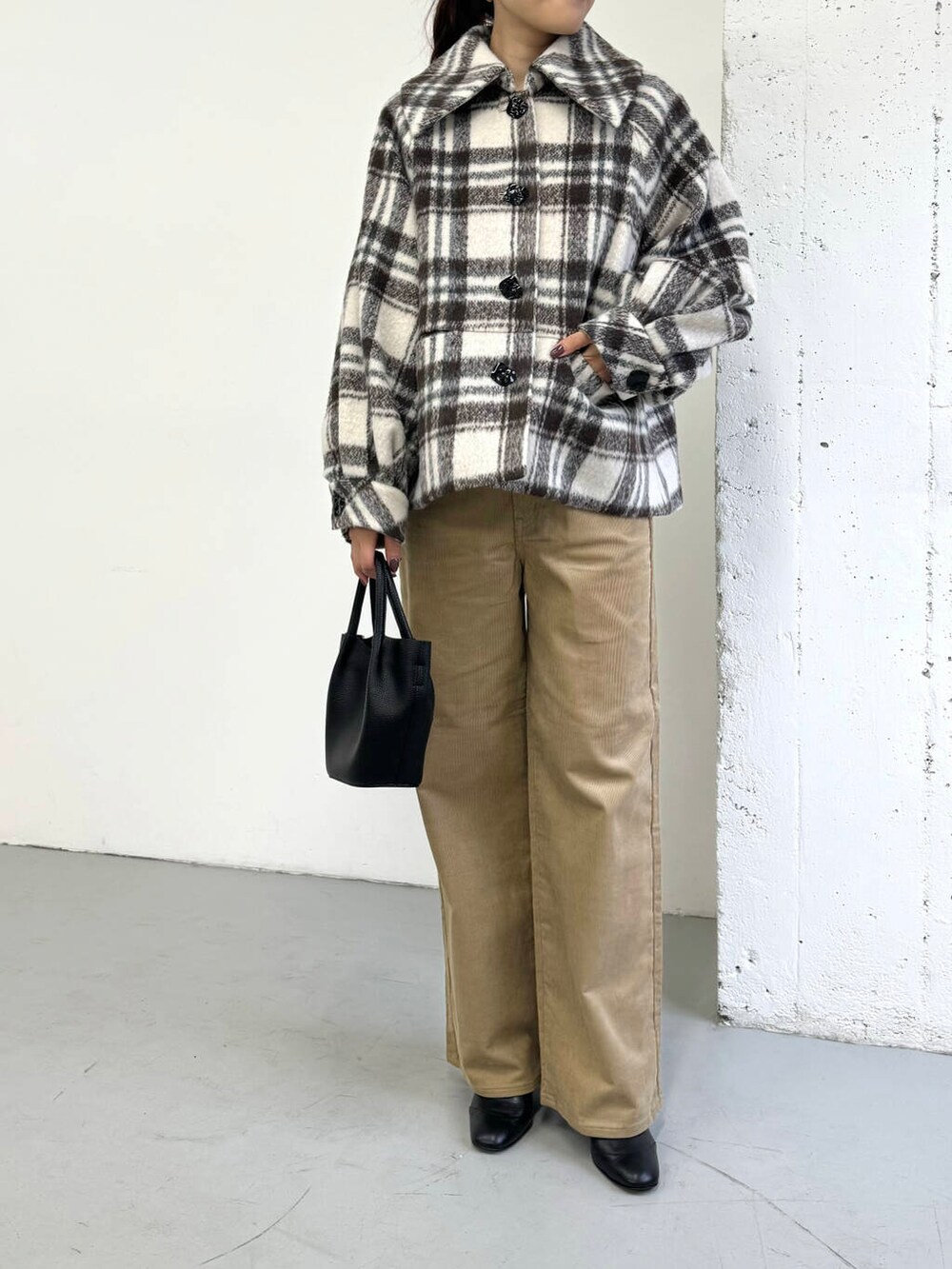 ベージュ系のその他アウター、ベージュ系のその他パンツを着用したレディースの秋コーディネートの3枚目の写真