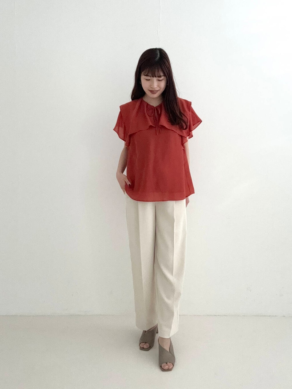 ホワイト系のその他パンツ、レッド系のシャツ/ブラウスを着用したレディースの春コーディネートの2枚目の写真